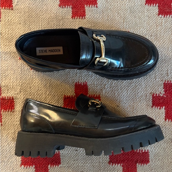 Steve Madden Black Loafers with Gold Buckle sz 9.5 - Picture 1 of 6
